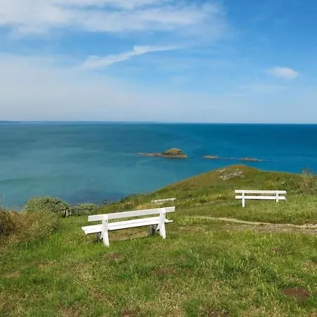 Vue Et Sur Les Falaises-face Au Sentier De Randonnee * Planguenoual